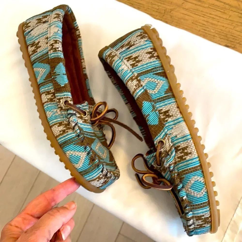 MINNETONKA SOUTHWESTERN MOTIF MOCASSINS. … - Picture 3 of 8